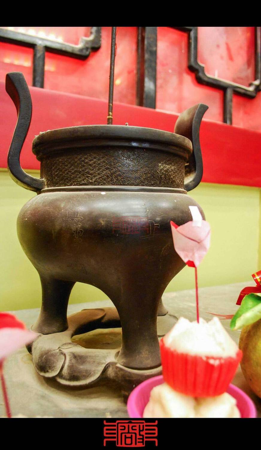 嘉義縣朴子市信仰中心配天宫有三百年多年的歷史，鎮殿媽祖神龕前的百餘年香爐失蹤後三天，廟方報案處理，但一直未尋回。 圖：張明達競選辦公室/提供