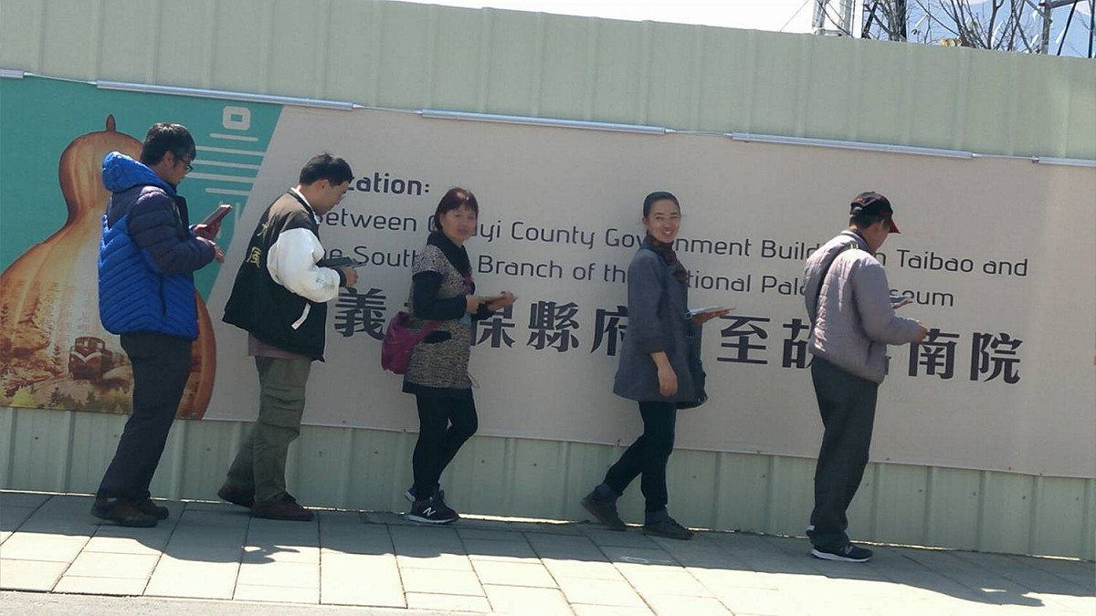 有抓寶玩家在燈會區抓寶，隊伍從從懸空藝術沿著健康二路一路走到科技燈區。 圖：讀者/提供