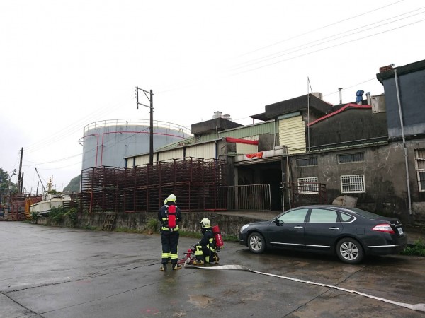 宜蘭縣蘇澳鎮海邊路8號的食品工廠今天上午11時許，發生氨氣外洩，消防人員抵達現場時氣體的閥門已經關閉，也沒有釀成任何人員傷亡。 圖：翻攝網路