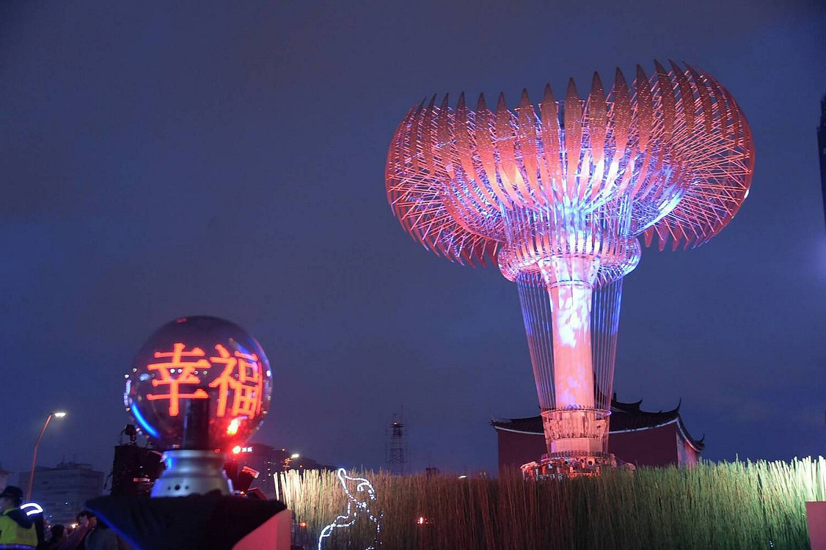 圖為台北燈節聖火台，是由世大運聖火台改裝而成。 圖：台北市政府 / 提供