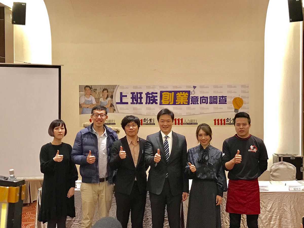 1111人力銀行公共事務部暨職涯發展中心總經理李大華與青年創業者合影。 圖 : 1111人力銀行/提供