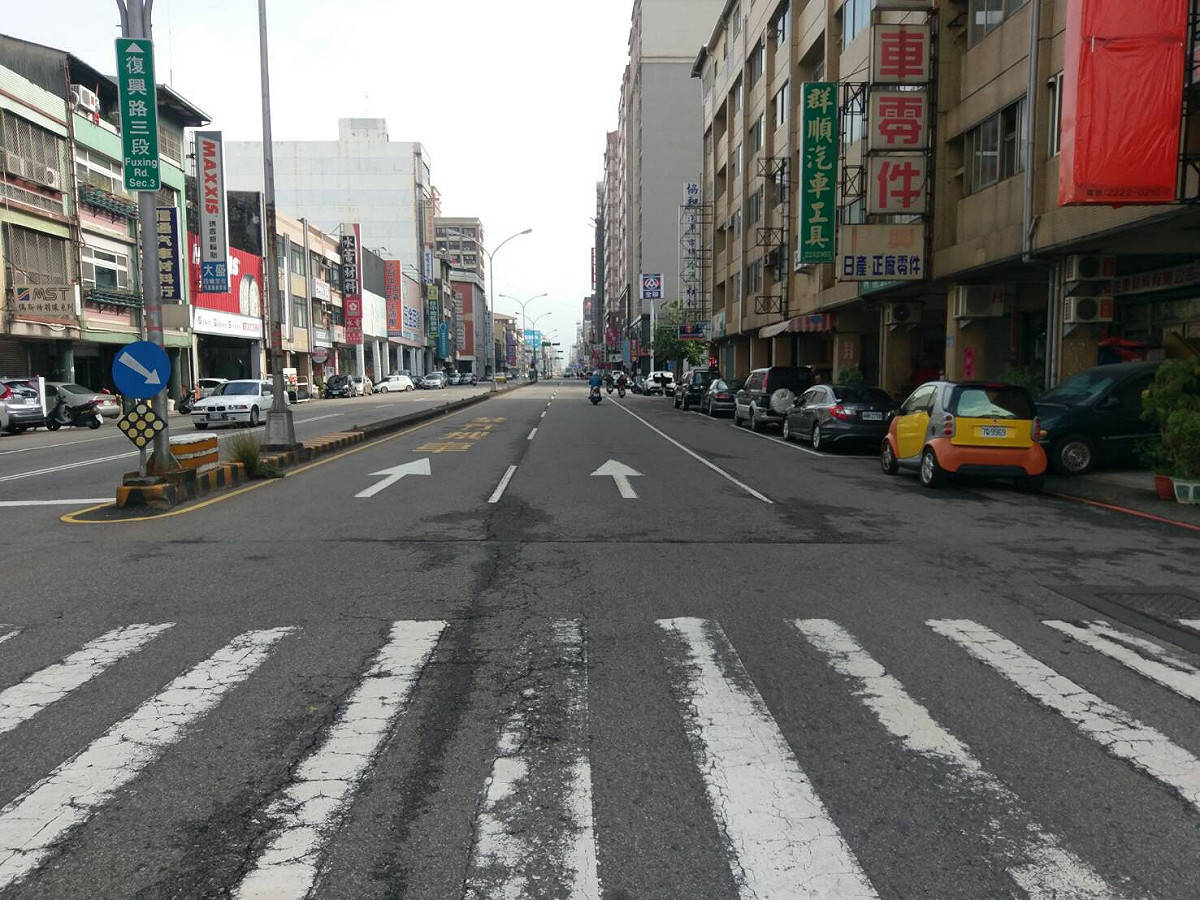 東南區交界的台中路，鄰近台中火車站，並串聯中區、東南區、大里，沿途商店、機關學校眾多，是當地的重要幹道之一。由於經年累月使用，部分路基損壞、沿線路面嚴重破損，影響行車安全。 圖：台中市政府／提供