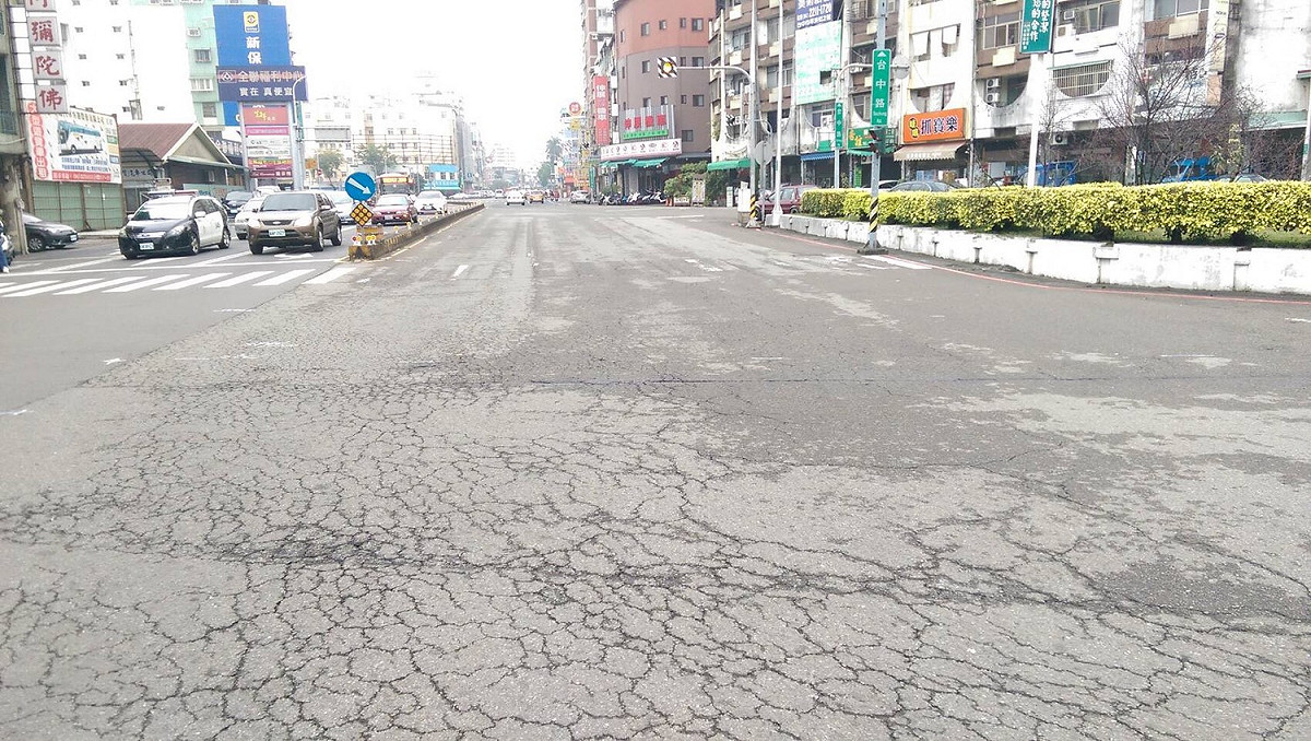 統一挖補是由建設局代辦齊挖齊補，執行電力、電信、自來水、天然氣等一般性管路埋設、開挖、回填、路面鋪築等施工項目，並要求管線單位管挖後必須「全車道」修復路面，路平完工後3年內禁挖申請，已成功降低管線重複挖掘率約3成；今年也擴大實施範圍至原縣區，希望整體提升道路品質。 圖：台中市政府／提供