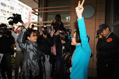 中華民國婦女聯合會前常務委員潘維剛質疑未收到3月8
日會員代表大會開會通知，質疑改選恐跳票，26日要求
主委雷倩開會，雙方人馬上午在婦聯會大門外互嗆。 圖：中央社