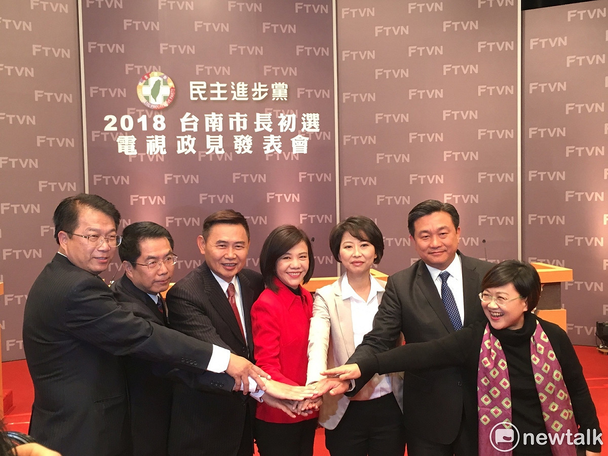 民進黨台南市長初選今（26）日在民視舉辦政見發表會，參選人黃偉哲、陳亭妃、王定宇、葉宜津、顏純左、李俊毅在會前個別受訪時煙硝四起，隨後在民進黨副秘書長徐佳青的陪同下，高喊「團結」、「民進黨加油！」 圖：黃韋銓/攝