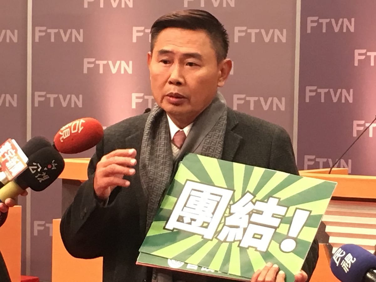 參選人黃偉哲、陳亭妃、王定宇、葉宜津、顏純左、李俊毅在會前個別受訪時煙硝四起。 圖：黃韋銓/攝（資料照片）