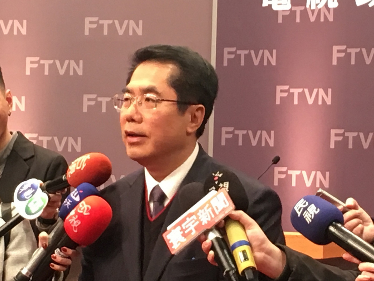 參選人黃偉哲、陳亭妃、王定宇、葉宜津、顏純左、李俊毅在會前個別受訪時煙硝四起。 圖：黃韋銓/攝