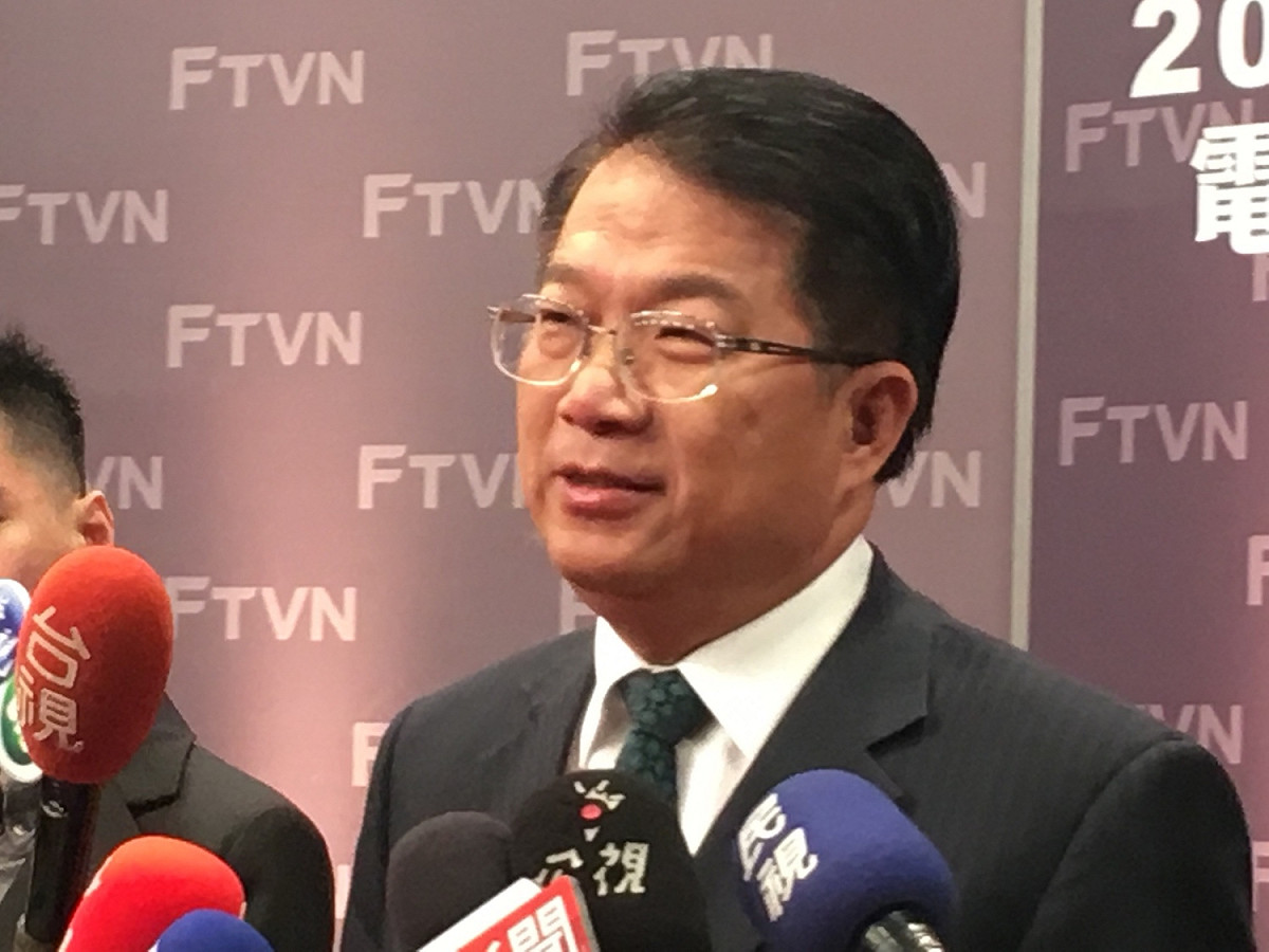 參選人黃偉哲、陳亭妃、王定宇、葉宜津、顏純左、李俊毅在會前個別受訪時煙硝四起。 圖：黃韋銓/攝