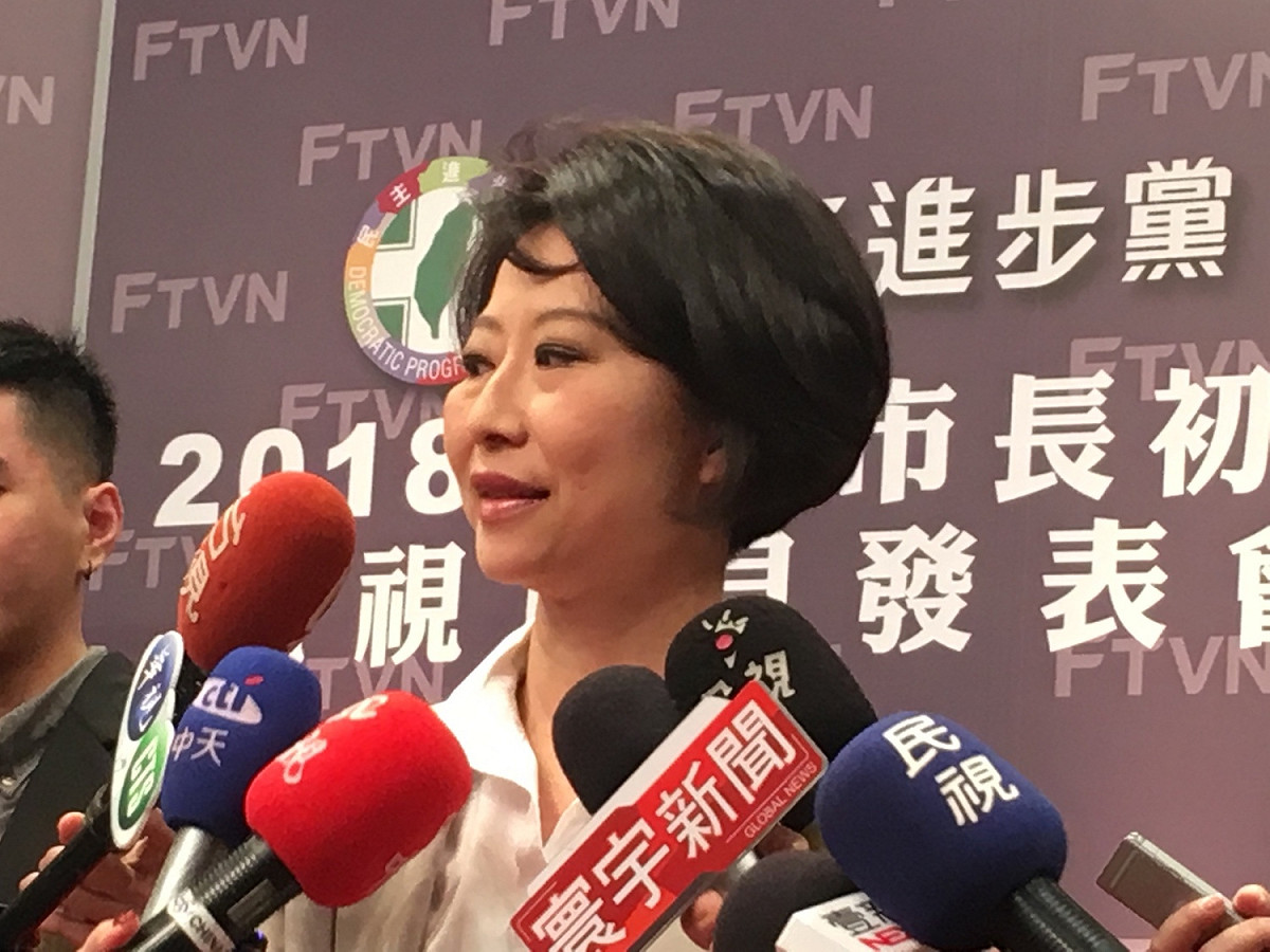參選人黃偉哲、陳亭妃、王定宇、葉宜津、顏純左、李俊毅在會前個別受訪時煙硝四起。 圖：黃韋銓/攝