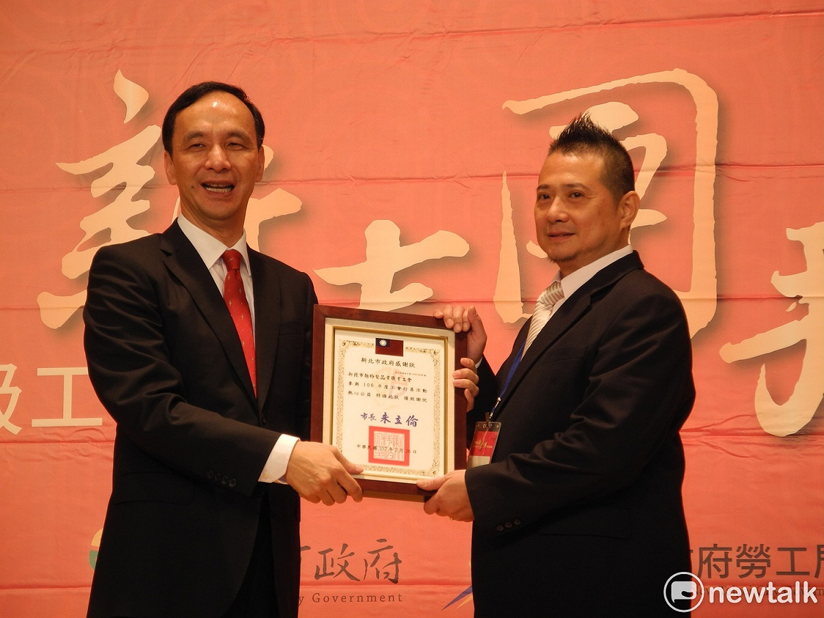 新北市麵粉製品業職業工會理事長林晉成接受朱立倫表揚，對於挺周連署一事低調不多談。 圖：王峻昌/攝