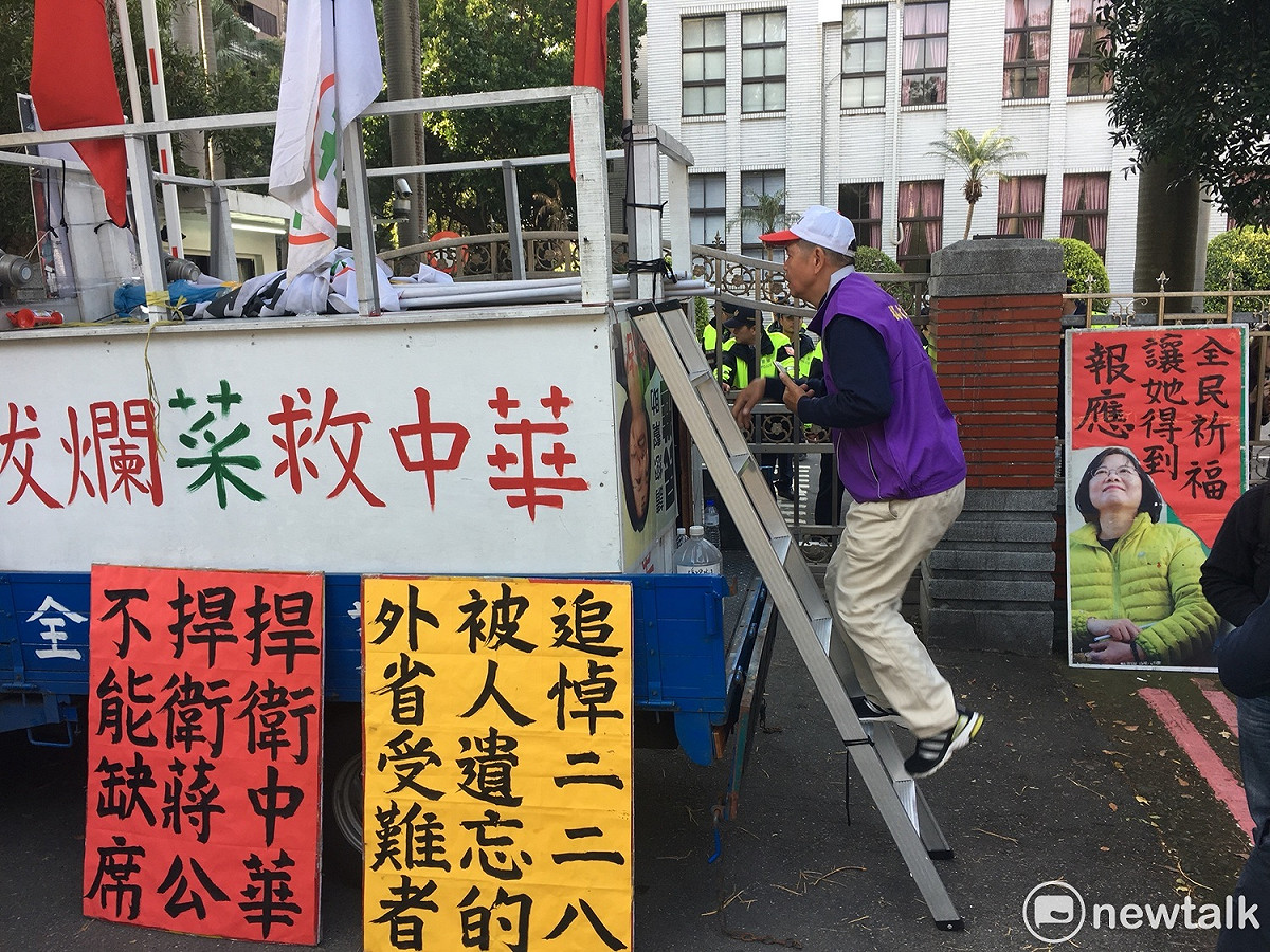 反軍人年金改革團體今（27）日早上衝撞立法院。
 圖：張良一/攝