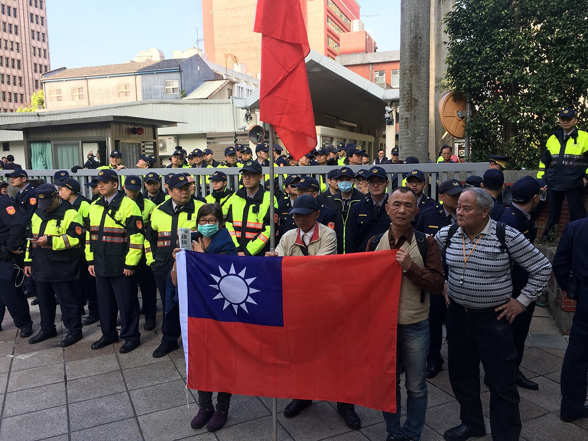 反軍人年金改革團體今（27）日早上衝撞立法院。 圖：張良一/攝