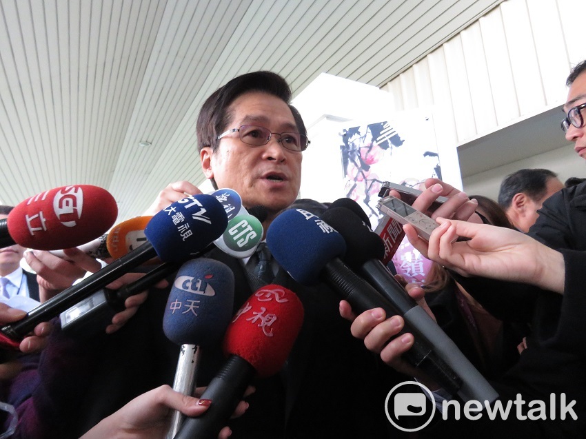 反年改團體上午衝進立法院，吳斯懷受傷已返回休息，退役上校繆德生因從高處摔落重傷頭部，目前緊急搶救中，國防部長嚴德發感到難過與心痛。 圖：黃韋銓／攝