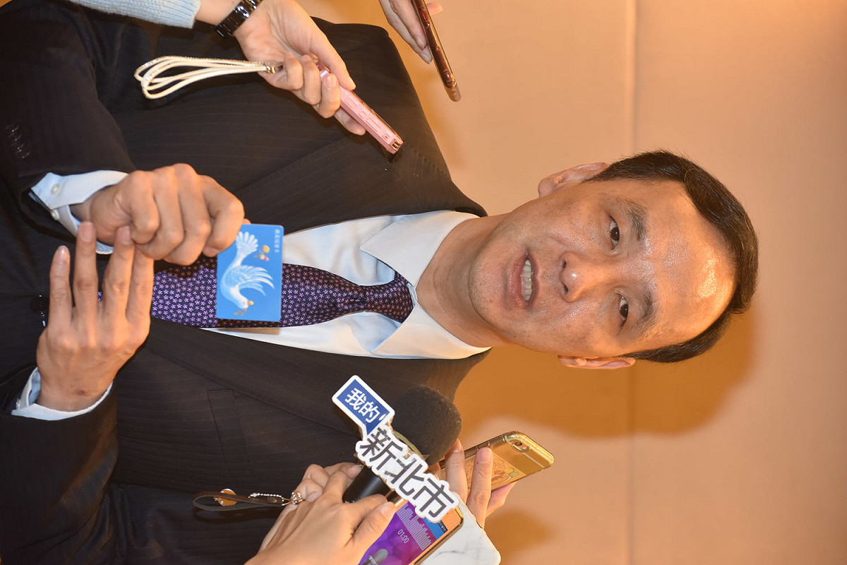 新北市長朱立倫今天在市政會議中，宣布新北兒童卡自3月1日起上路實施。 圖：王峻昌/攝