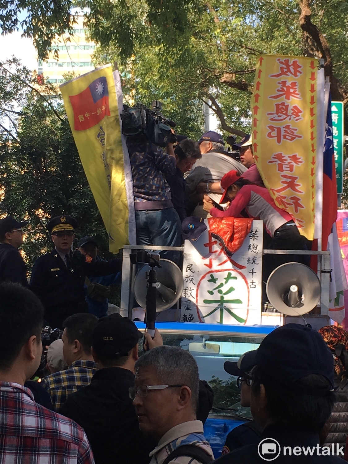 反年改人士站在宣傳車上大喊，「你們誰活得的痛快？」眾人大喊「不痛快！」 圖：黃韋銓/攝