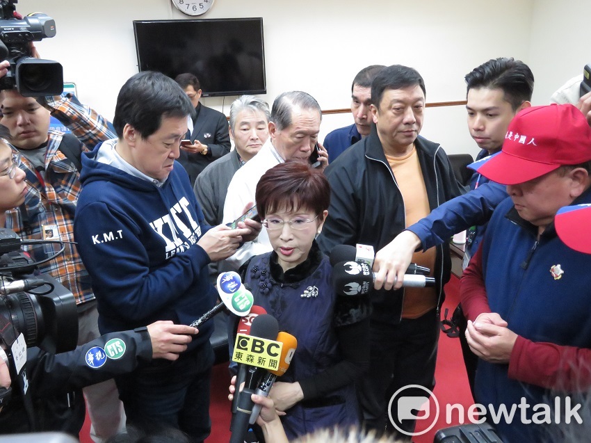 反年改團體上午衝進立法院陳情抗議軍人年改，國民黨前主席洪秀柱上午也在國民黨前副主席、陸軍前上將陳鎮湘的陪同下，赴立院探視八百壯士群眾。 圖：趙婉淳／攝