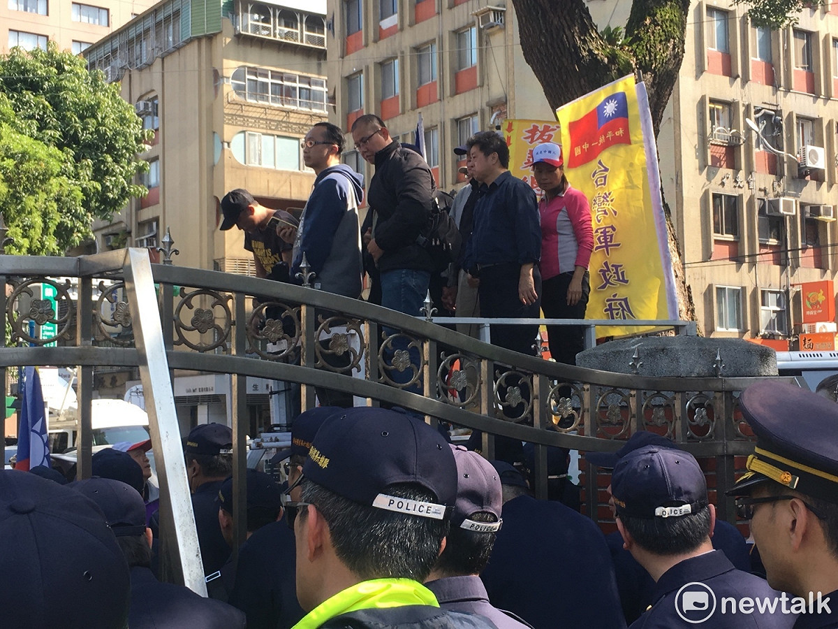 反年改人士站在宣傳車上大喊推翻蔡英文土匪政權。 圖：黃韋銓/攝(資料圖)。