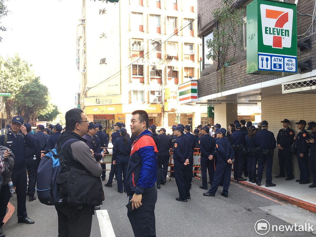 警方在立院外部署人力，封鎖鎮江街口，避免反年改團體衝撞。 圖：黃韋銓/攝