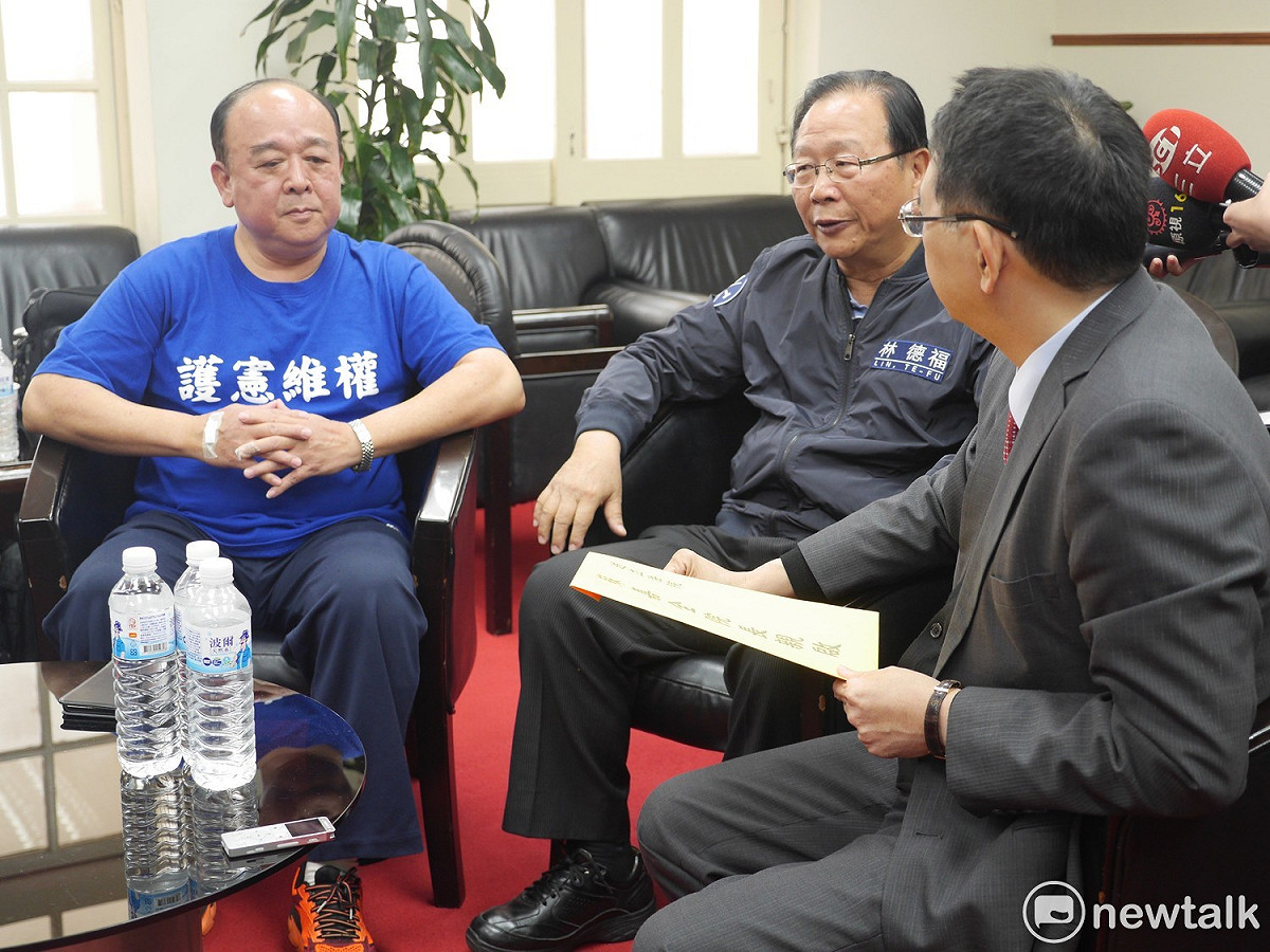 八百壯士發言人吳斯懷等人赴立法院陳情。 圖：趙婉淳/攝