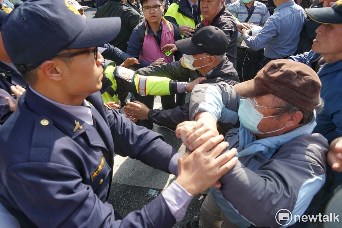 八百壯士維權護憲指揮部今（27）天上午清晨5時50分發動決戰強力攻佔立法院行動，未料發生一傷一命危憾事。 圖：張良一/攝