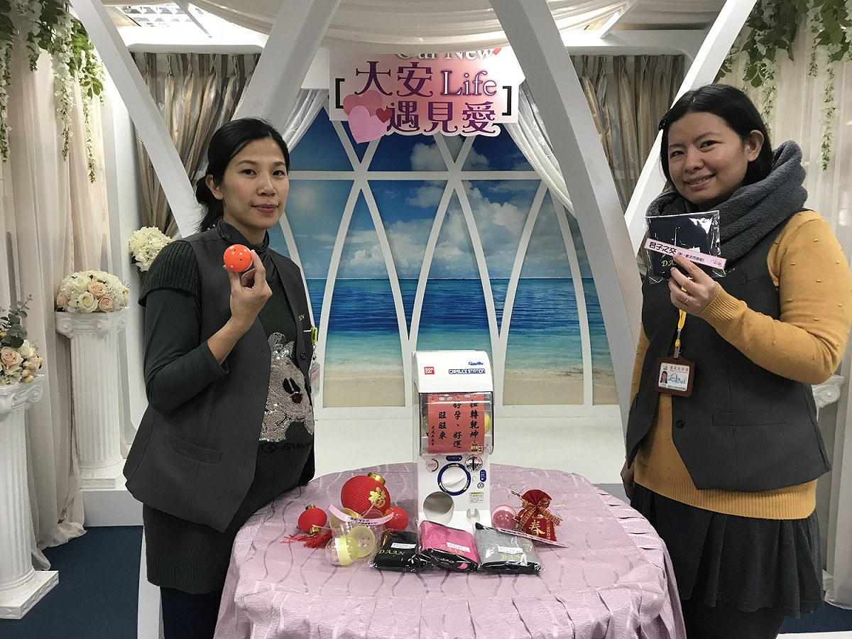 北市大安區戶政事務所將於元宵節期間3月1日及2日舉辦「謎情萬象，扭轉乾坤！好運袋袋傳」活動，更特別的設置扭蛋機，讓市民朋友自行扭出謎題，答對燈謎者贈送「好運環保杯袋」。 圖：台北市民政局/提供
