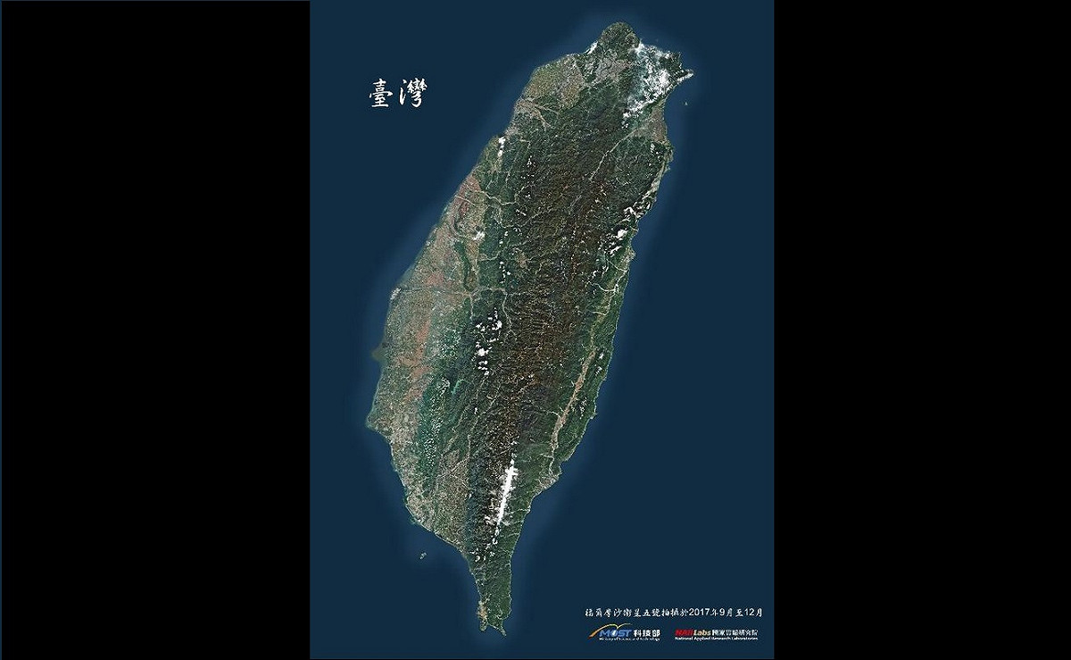 由福衛五號拍攝影像拼接而成的台灣全島無雲影像。 圖: 翻攝自 國家研究院 網站
