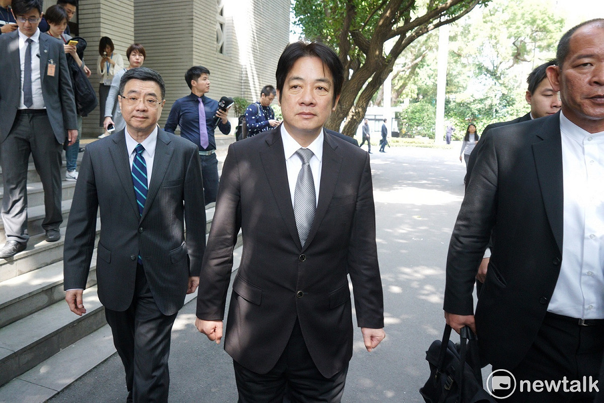 行政院長賴清德原訂今早到立法院院會進行施政報告，由於反年改團體發生嚴重意外事件，致使院會提前散會，賴清德稍後在層層隨扈戒備下，從立院側門步行離開。 圖：張良一/攝