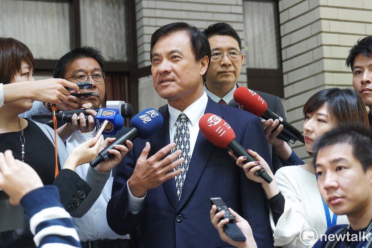 在八百壯士等反年改團體今（27日）早到立法院外抗爭後，立法院長蘇嘉全隨即宣布散會。 圖：張良一/攝