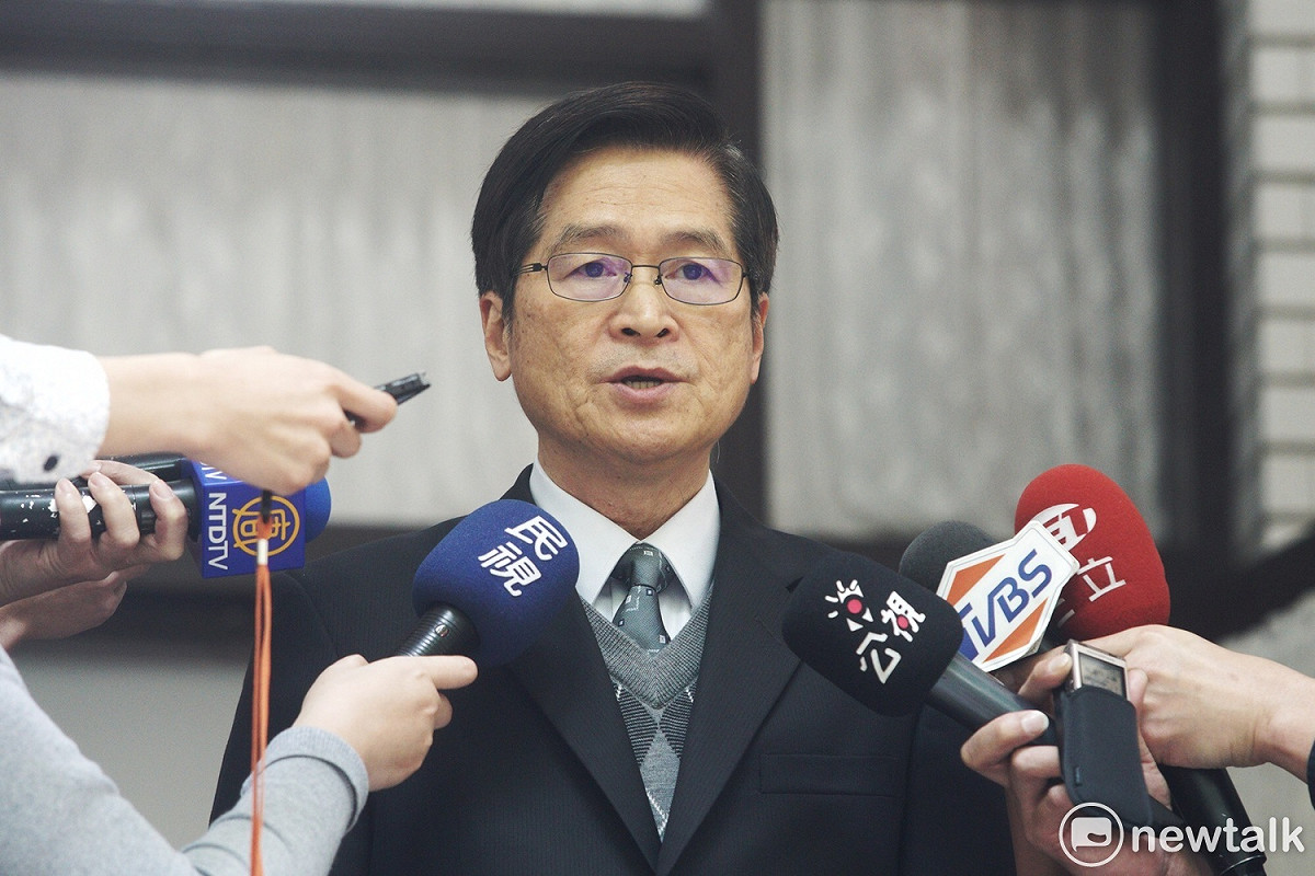 立法院長蘇嘉全宣布散會後，顏德發在場外受訪。 圖：張良一/攝