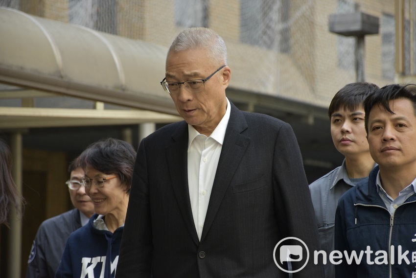 反年改團體闖進立法院，退役上校繆德生因攀爬立院建築物不慎摔落重傷，國民黨主席吳敦義中午時刻赴台大醫院探視。 圖：趙婉淳／攝