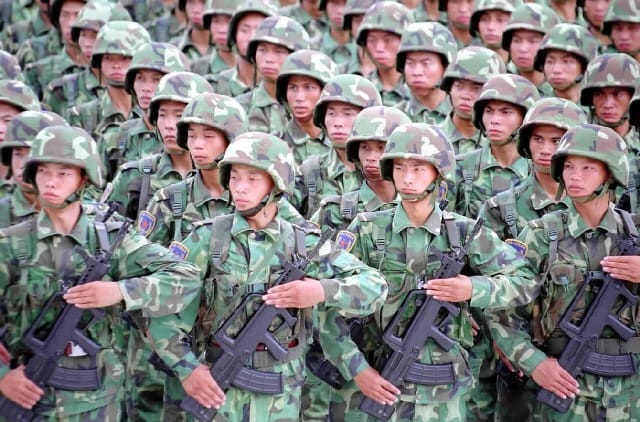 中共中央日前提出修憲建議，當中取消中國國家主席任期兩屆限制的建議引起諸多正反討論。中共解放軍與武警今天首先表態「堅決擁護」。 圖 : 翻攝自國防新聞網