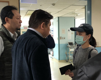 退役上校繆德生27日上午在抗議行動中攀牆跌落緊急送醫，反軍人年改團體表示，繆德生目前病情不穩定無法進行手術，稍後將轉往加護病房治療。圖為繆德生女兒（右）在醫院探視父親。 圖 : 中央社