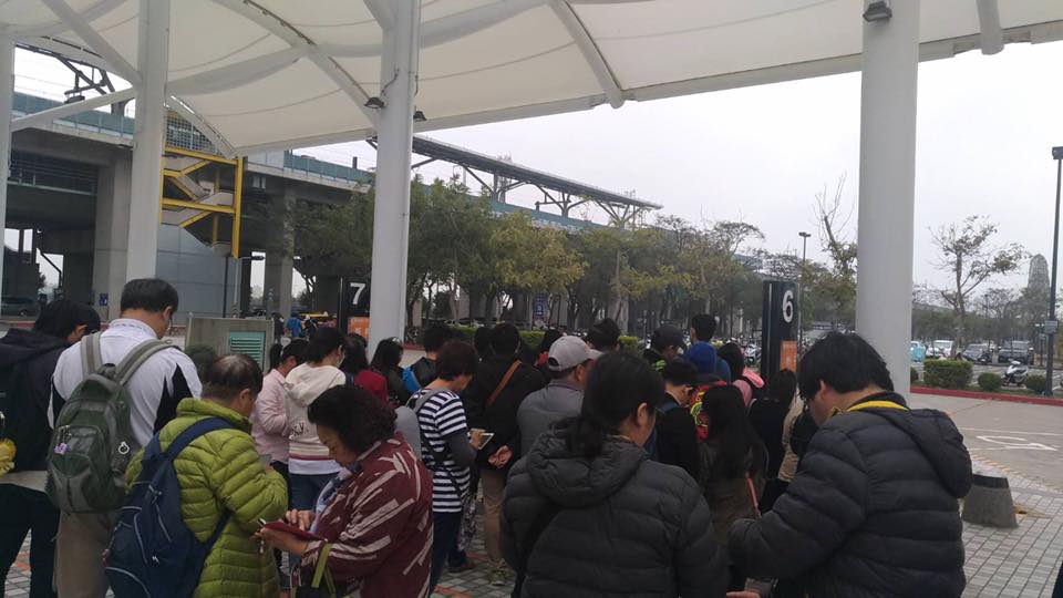 今天一早高鐵就湧現大批人潮，在車站內及搭BRT的接駁站隨處可見。 圖：翻攝自吳芳銘臉書