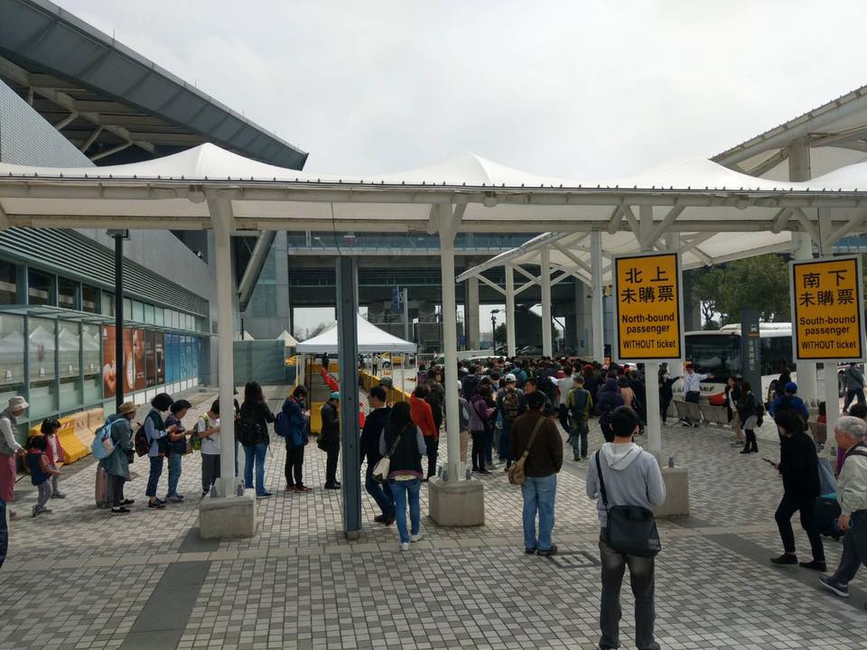 今天一早高鐵就湧現大批人潮，在車站內及搭BRT的接駁站隨處可見。 圖：翻攝自吳芳銘臉書