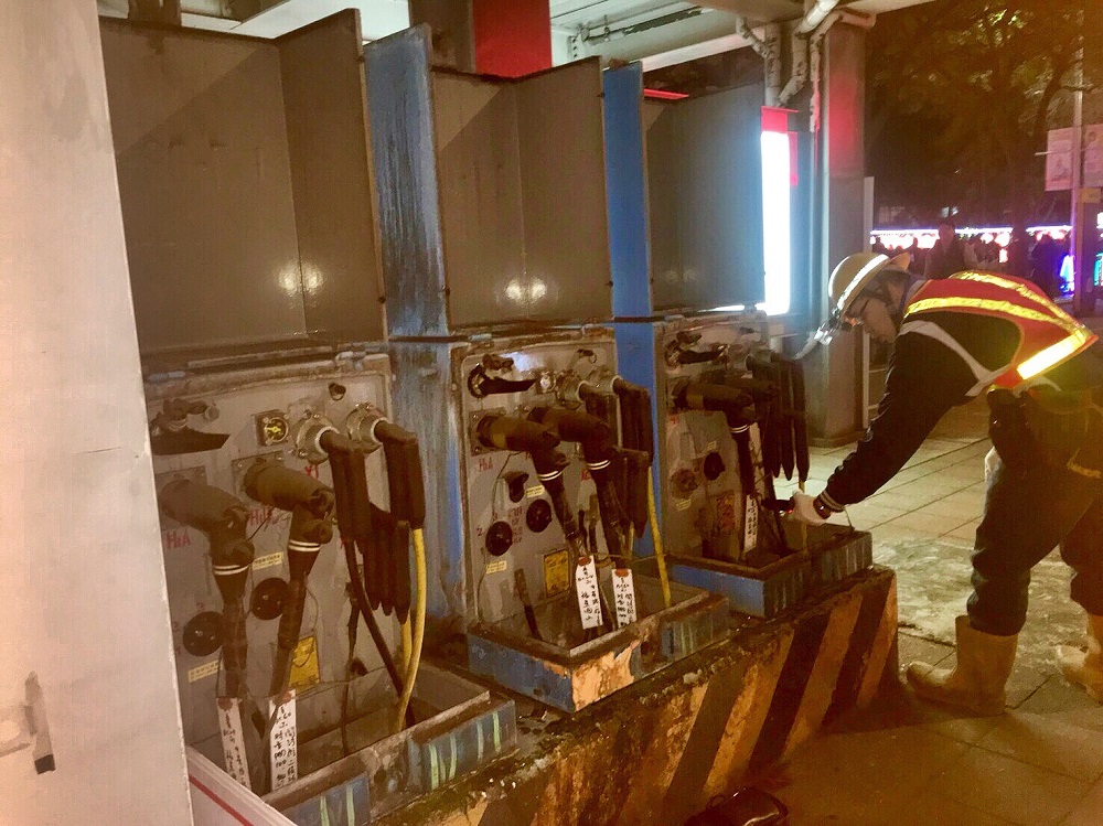 台北燈節現場也有巡修人員，隨時監測用電，圖為台電人員以量測設備監控現場用電、電壓與電流。 圖：台電／提供