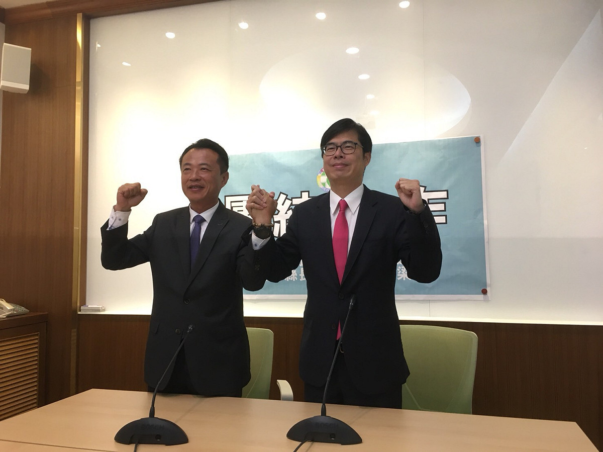 民進黨高雄市長參選人陳其邁、嘉義縣長參選人翁章梁今（27）日一同召開記者會，呼籲黨內應在選後團結，打贏選戰。 圖：翁章梁辦公室提供