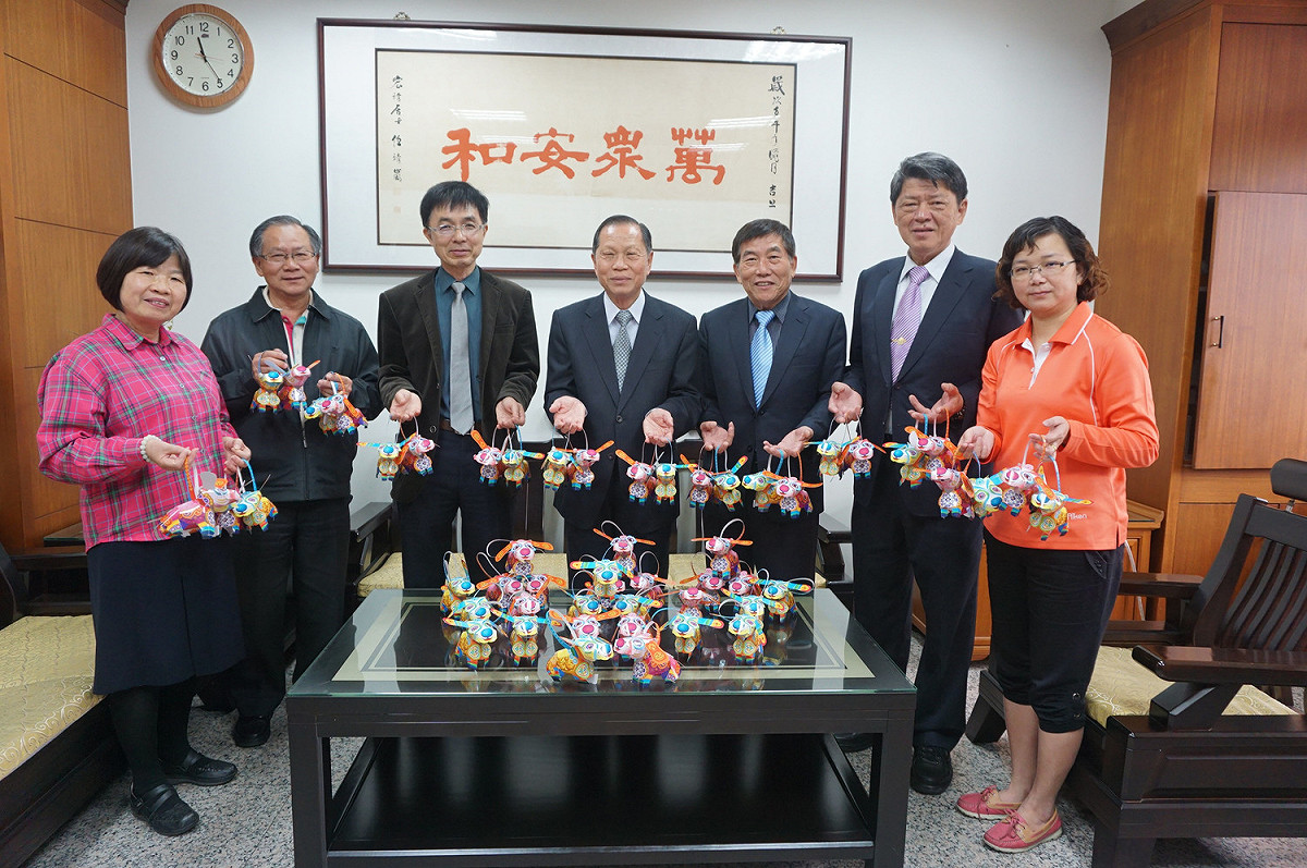 萬和宮董事長蕭清杰（圖中），預祝大家元宵快樂！ 萬和宮/提供