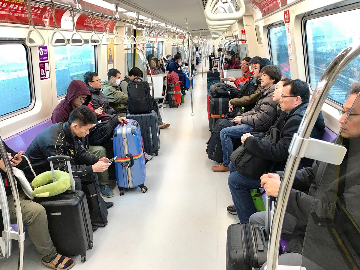 桃園捷運公司決定，從3月1日起，直達車往北方向的的A12機場第一航廈站、A13機場第二航廈站營運時間提前。 圖：桃園捷運公司／提供