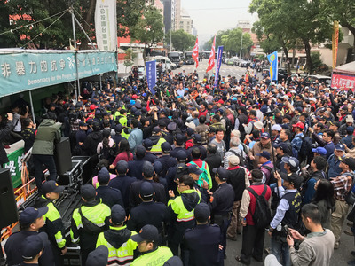 反軍人年改團體27日下午持續抗爭，拆除濟南路獨派團體帳篷上的旗幟並燒毀，打算拆第二面旗幟時，與警方爆發衝突。 圖 : 中央社