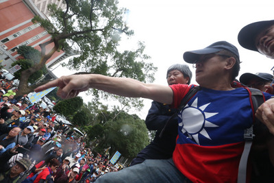 反軍人年改團體27日下午持續抗爭，拆除濟南路獨派團體帳篷上的旗幟並燒毀，打算拆第二面旗幟時，與警方爆發衝突。 圖 : 中央社