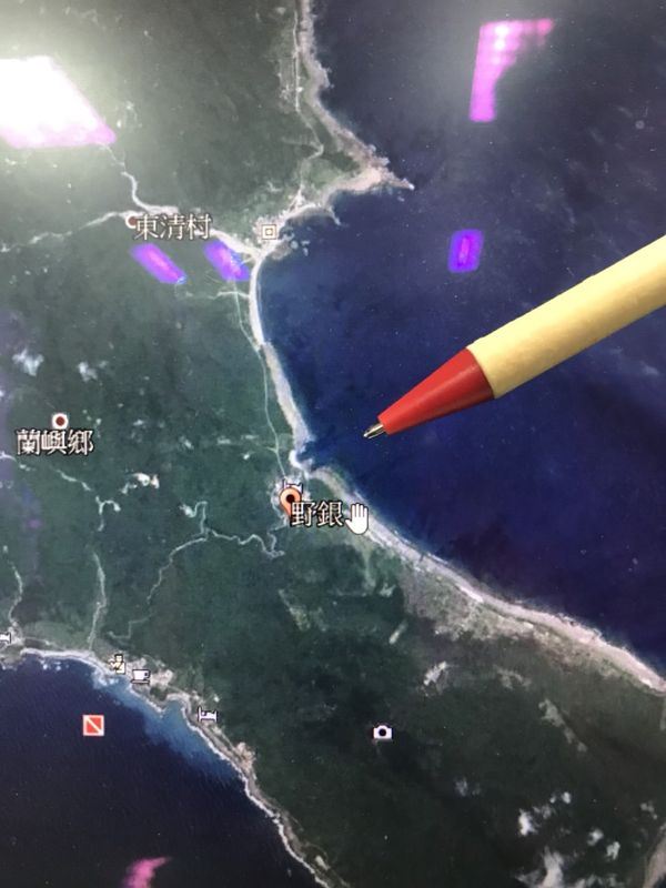空勤黑鷹直升機5日在蘭嶼外海失蹤，27日下午蘭嶼鄉民在野銀岸邊撿到直升機艙頂液壓艙蓋板。 圖 : 空勤隊/提供