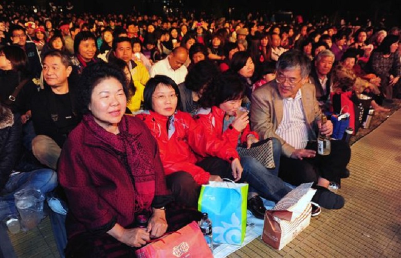 高雄春天藝術節228草地音樂會己進行43場，隨著高雄市長陳菊卸任前最後一次參加，音樂會也將劃下休止符。 圖：高雄市新聞局/提供