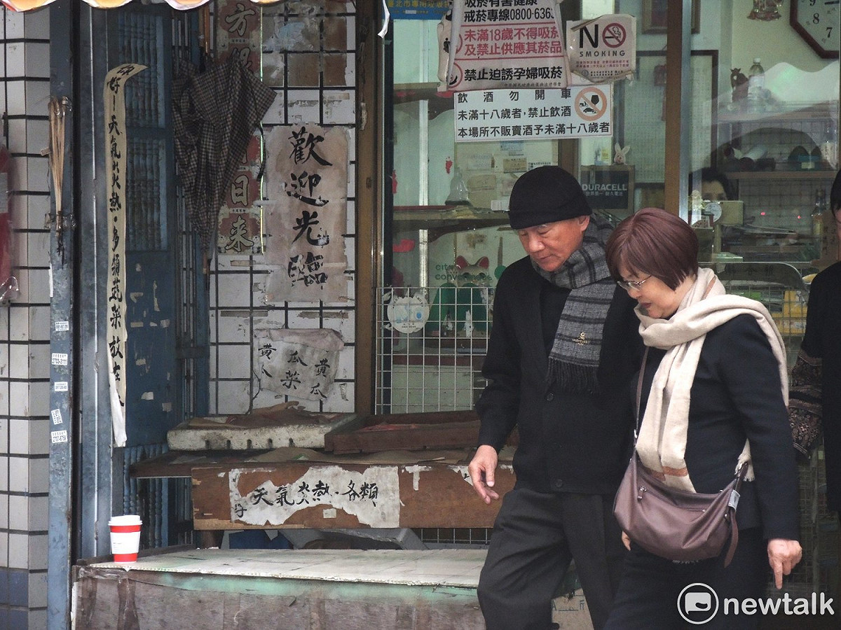 林義雄前往教會對面的雜貨店向老鄰居問候拜年，正走出雜貨店。 圖：黃韋銓/攝