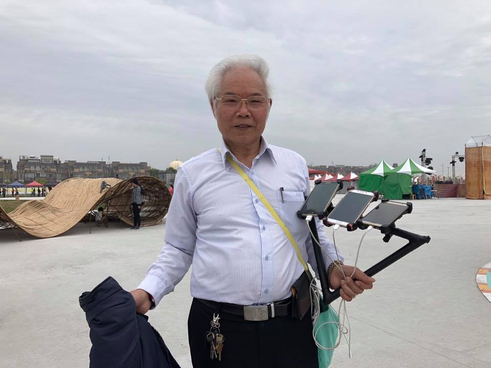 不少寶友都是銀髮族，有前來朝聖的阿公一次拿3支手機抓寶。 圖：翻攝吳芳銘臉書