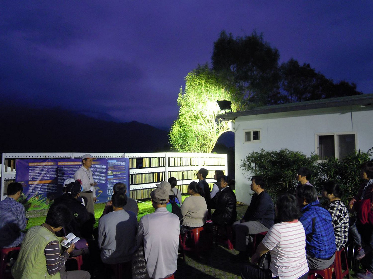 由當地部落社區居民及志工負責解說，引導，大家入園欣賞螢光之美。 圖：林務局提供