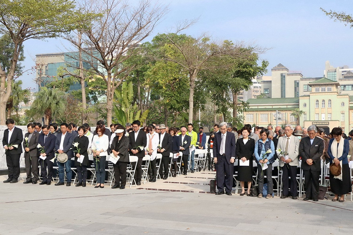 二二八事件在今年邁入第71個年頭，高雄市政府今(28)日於二二八和平公園舉行追思紀念儀式。 圖：高雄市政府/提供
