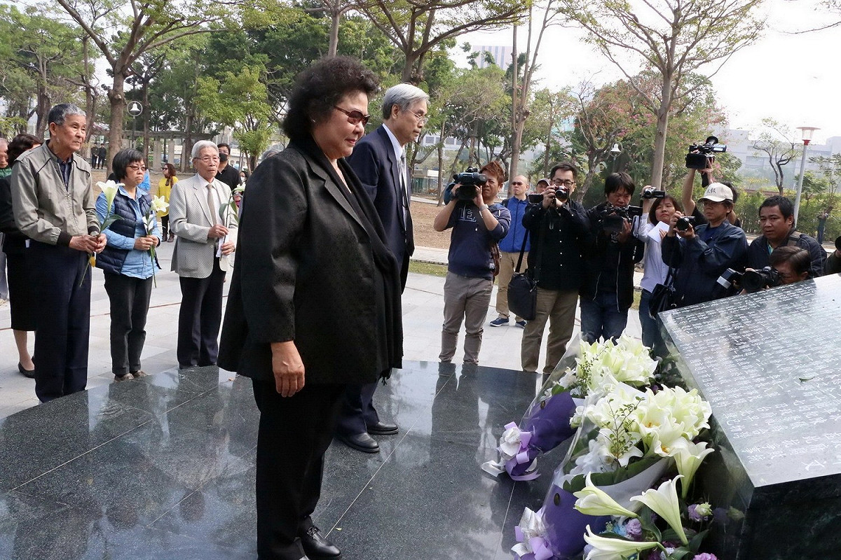 二二八事件在今年邁入第71個年頭，高雄市政府今(28)日於二二八和平公園舉行追思紀念儀式。高雄市長陳菊也出席追思會。 圖：高雄市政府/提供