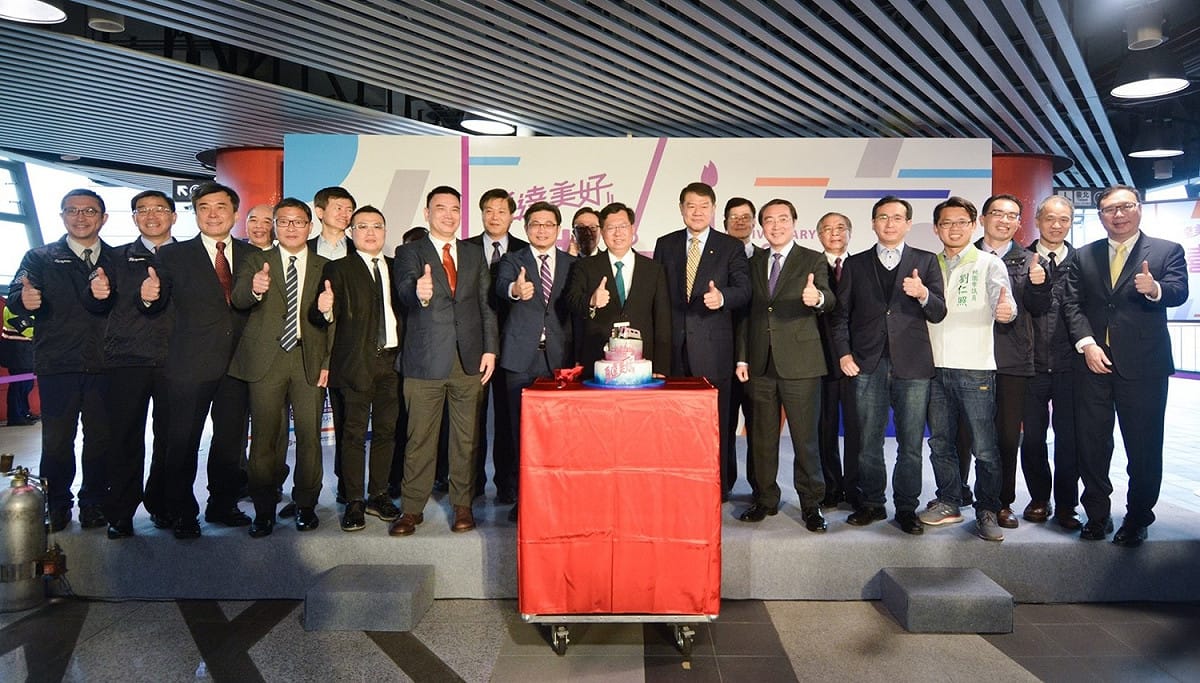 在機捷財務方面，去年純益到達8,700萬元，在第一年單一軌道就得達到損益兩平且有盈餘。其中運輸收入占89%，這代表廣告及附屬設施開發，仍有很大的成長空間。 圖：桃園市政府/提供