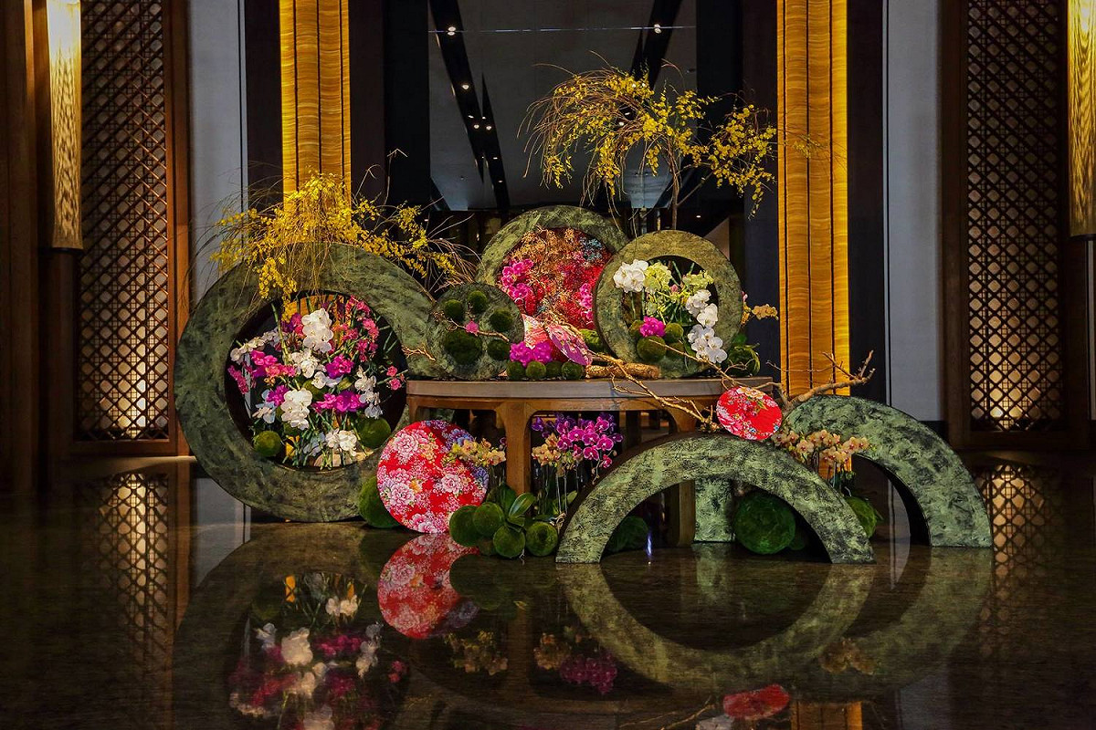 今年展覽載競賽花展示區的薈萃館，透過蘭花競賽展現台灣蘭花百年培育成果，此為競賽首獎的「戊戌春遊」為主題的台南晶英酒店作品。 圖：2018台灣國際蘭展FB粉絲專頁提供