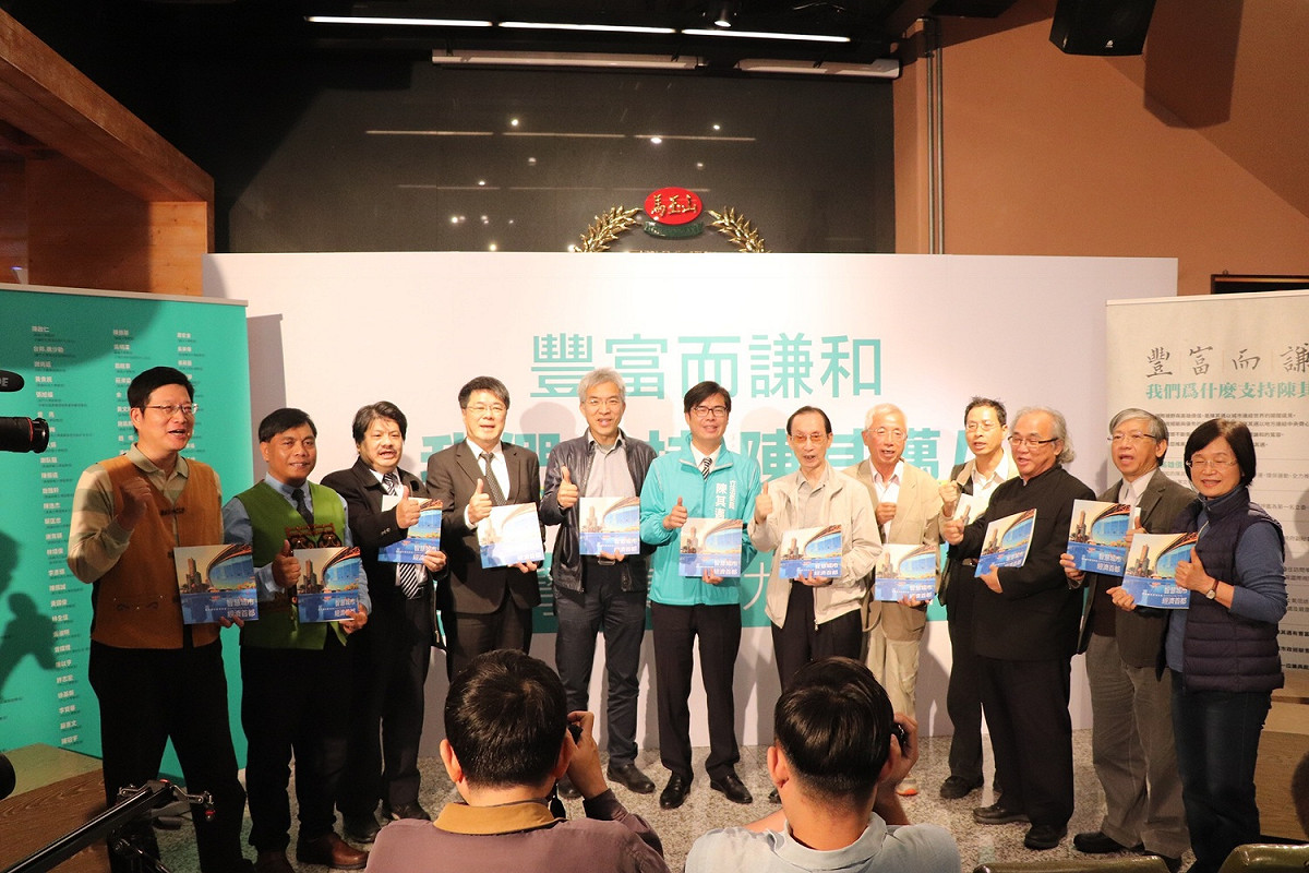 出席記者會的學者專家代表，除了曾貴海，尚有盧友義建築師、黃文龍醫師、卓春英教授、義守大學原住民族學院院長台邦.撒沙勒、本土文學家吳錦發、曾梓峰教授、陳三兒律師等。 圖：陳其邁辦公室/提供